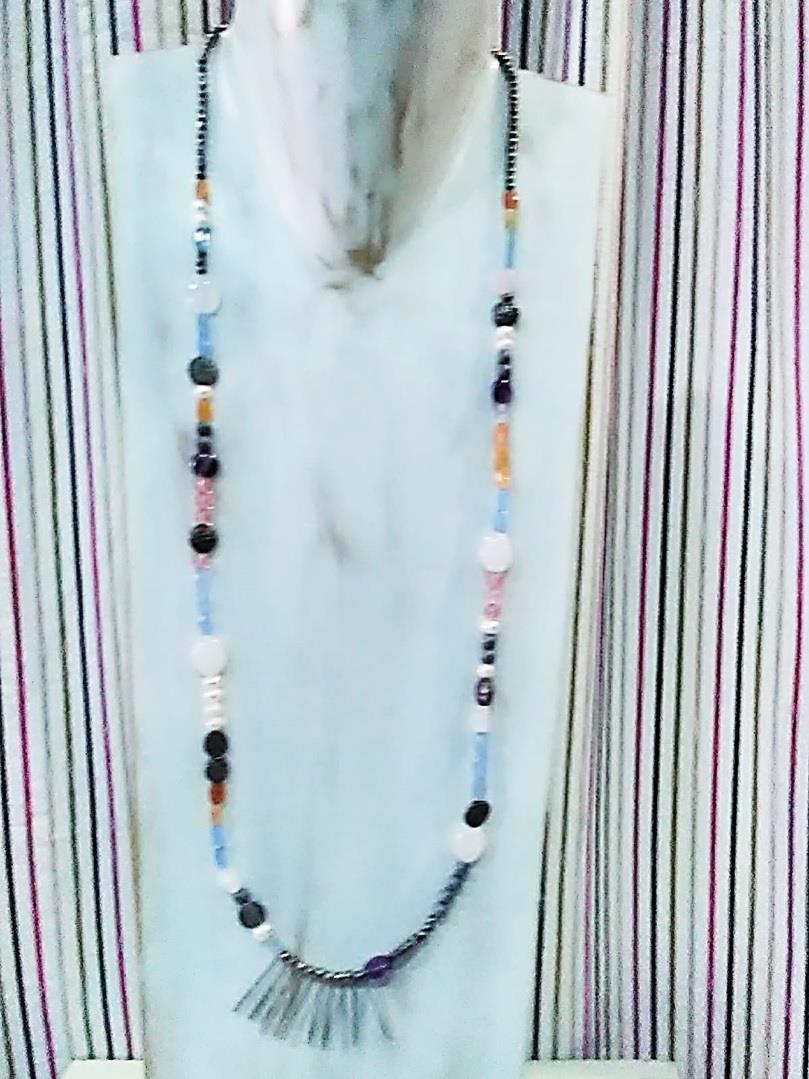 Collar largo étnico, con piedras y laminas plateadas.