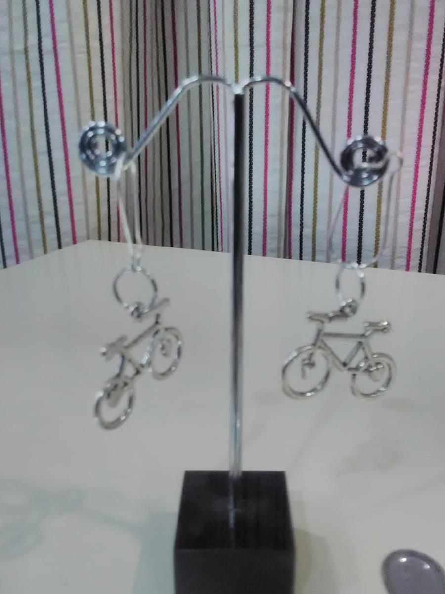 Pendientes con perfil de bicicleta colgando
