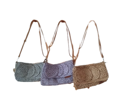 Bolso bandolera, tipo cartera, de rafia, con circulos