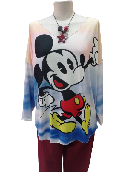 Camisetas Mickey sobre fondo rosa y azul