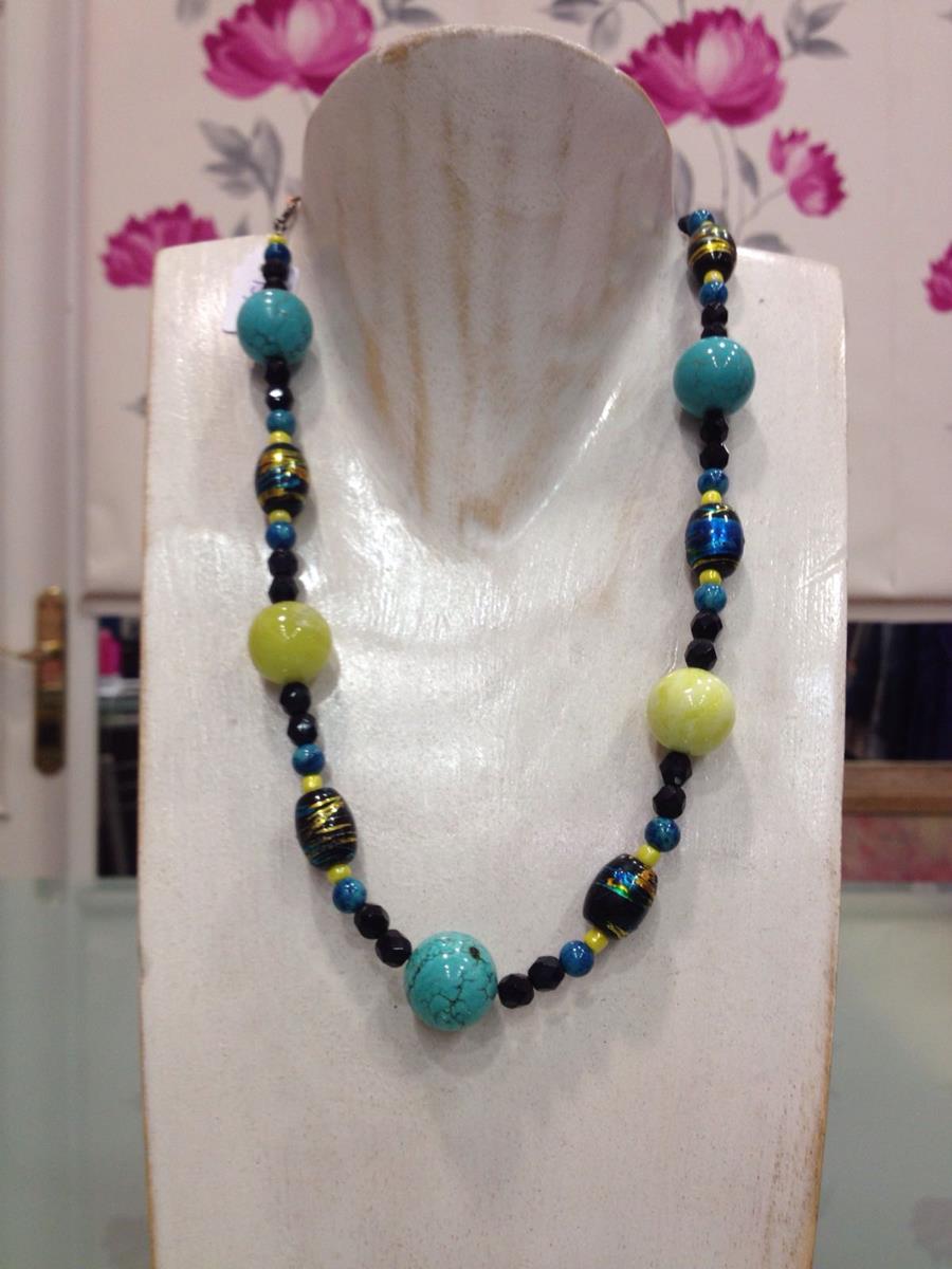 Collar pedrería diverso grosor, verde negro y mostaza