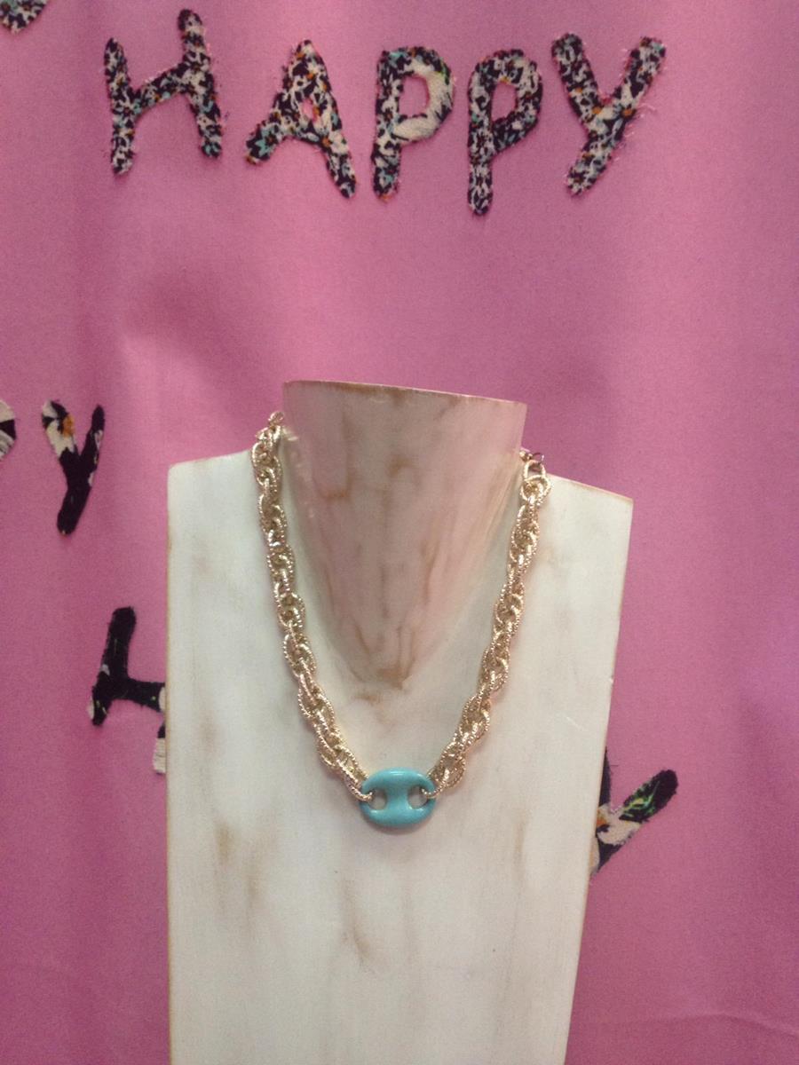 Collar corto de cadena gruesa dorada y hebilla azul
