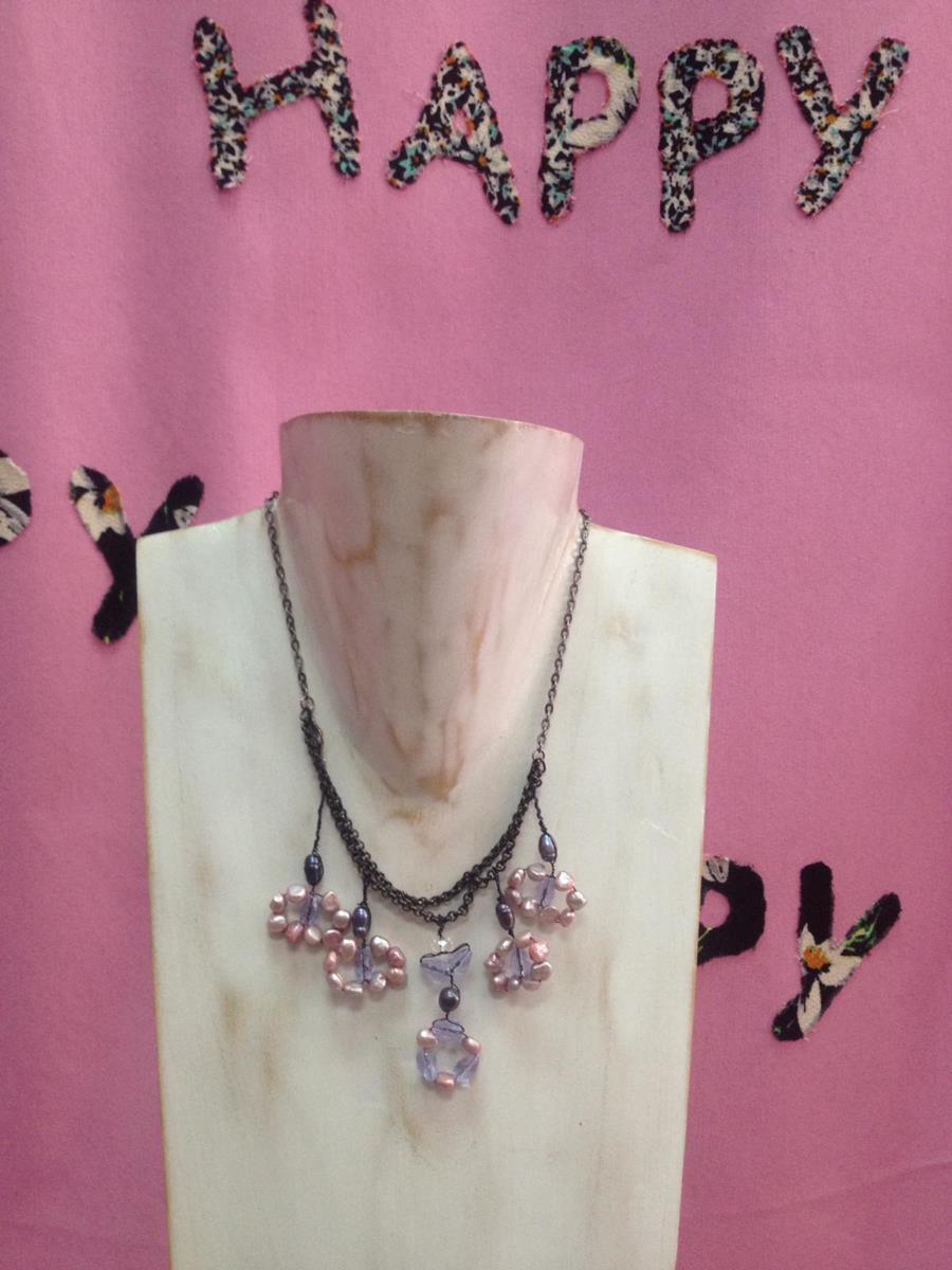 Collar corto, con flores malvas colgantes