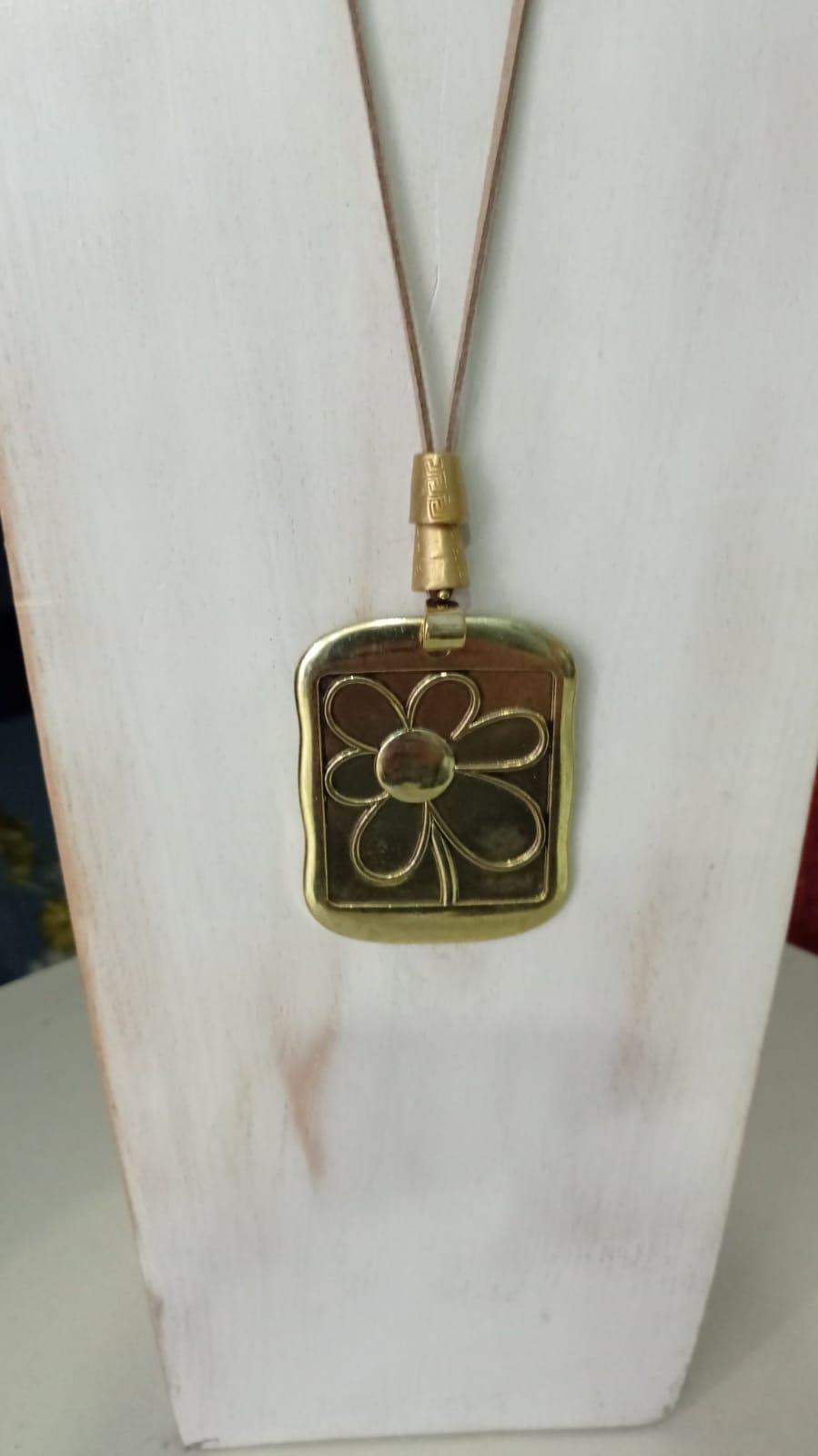 Collar con colgante rectangular con margarita en relieve