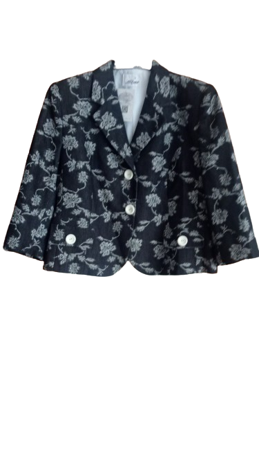 Americana gris con rosas blancas