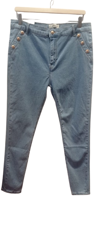 Pantalones vaqueros de mujer con botones en bolsillos