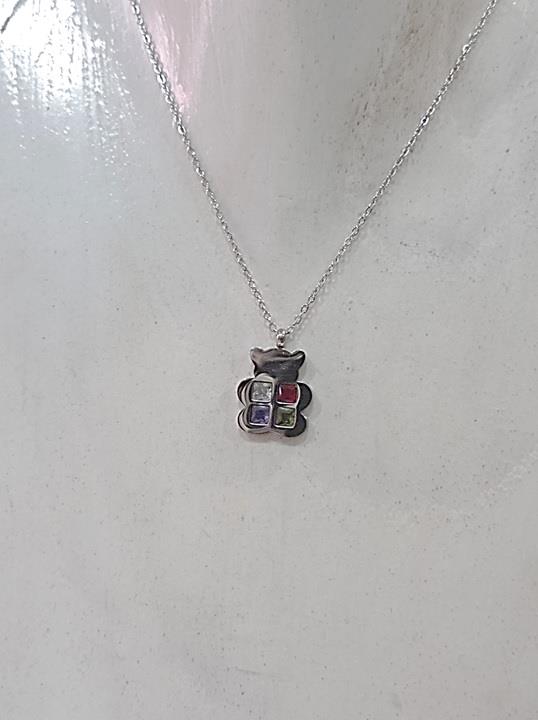 Osito de acero colgando con piedrecitas y cadena