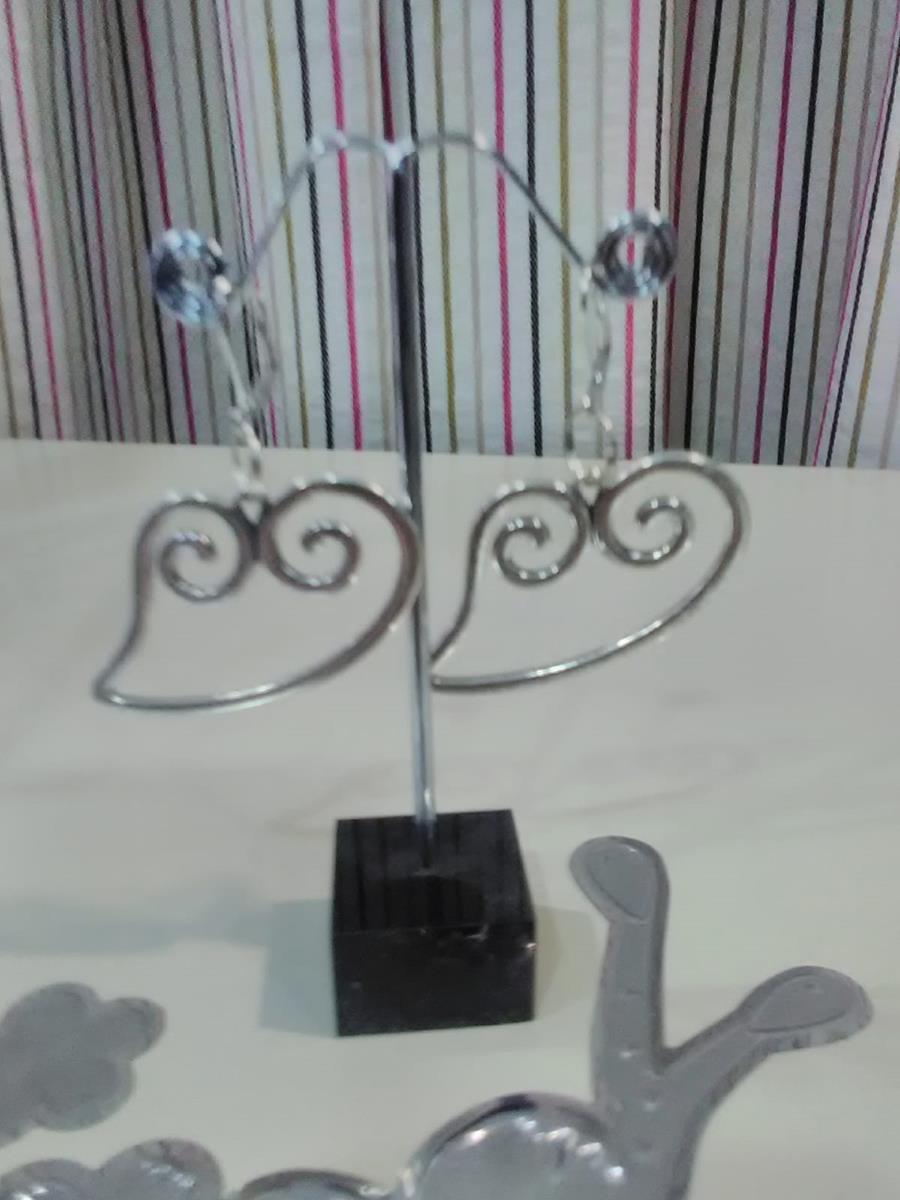 Pendientes de edición limitada, corazon inclinado colgando