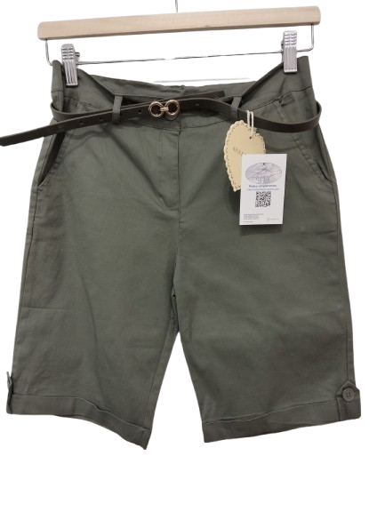 Pantalon corto con bolsillos y cinturon