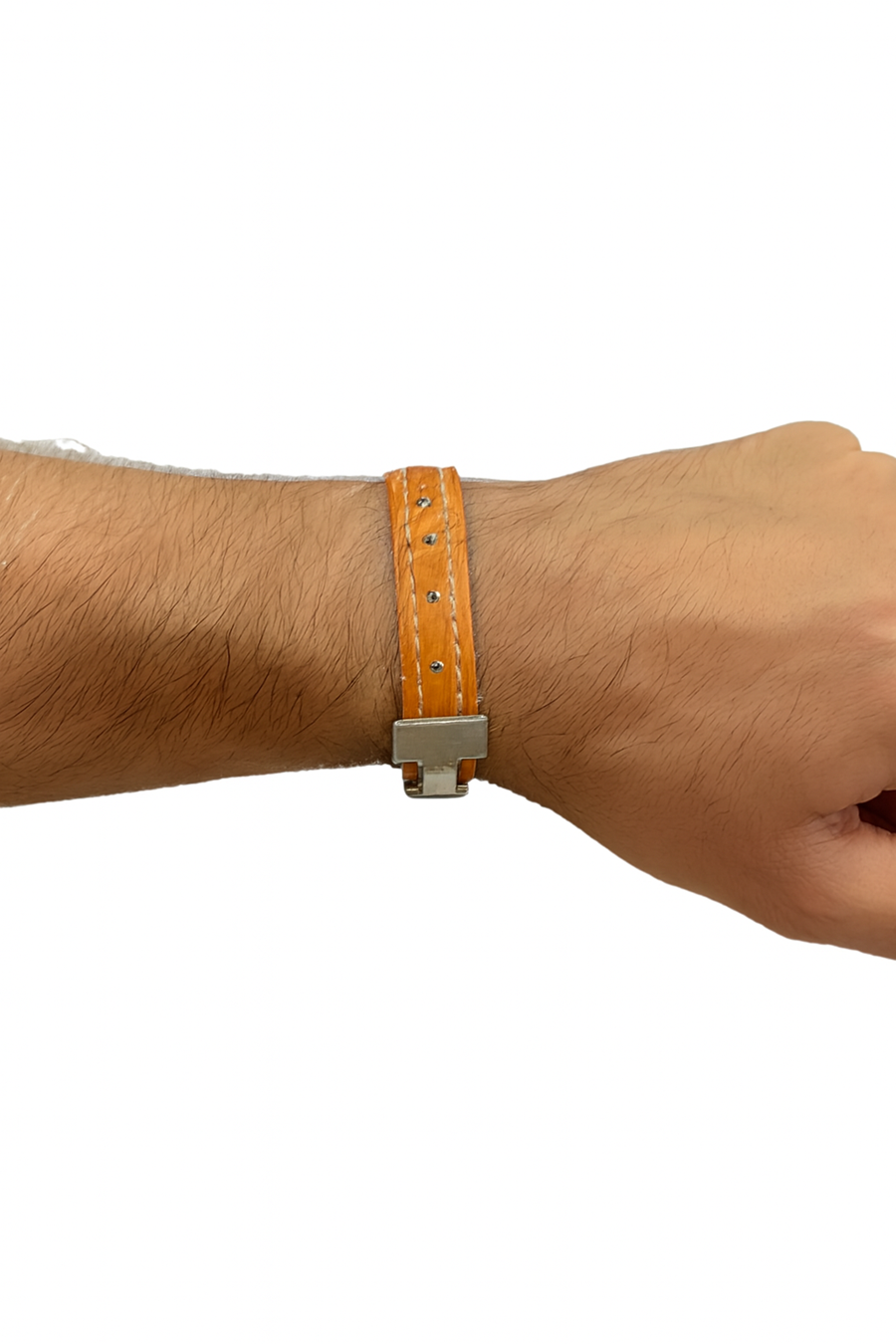 Pulsera de cuero con pequeñas tachuelas