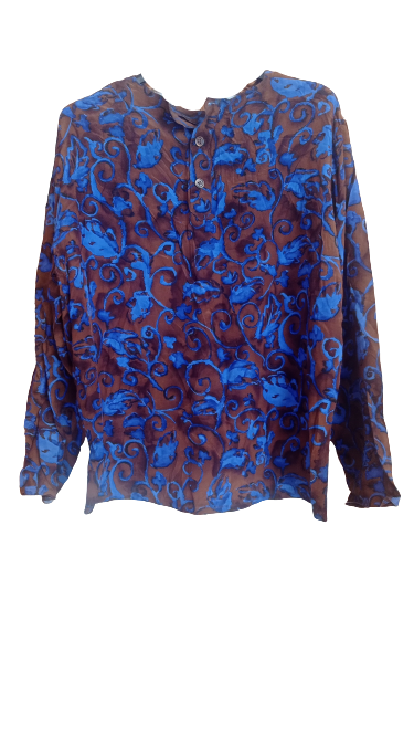 Blusa fina de manga larga.