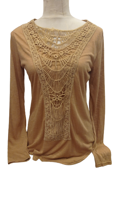 Camiseta manga larga de color marron con encajes a modo de estampado