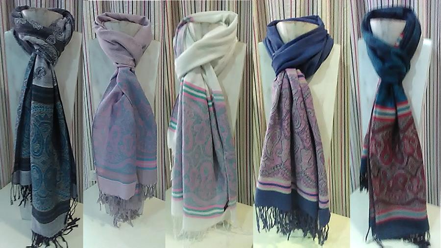 Pashmina cálida de cashemire con estampado paisley en extremo