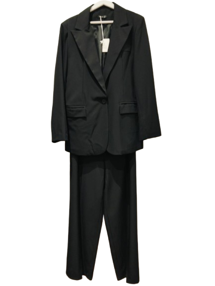 Traje de chaqueta y pantalon negro