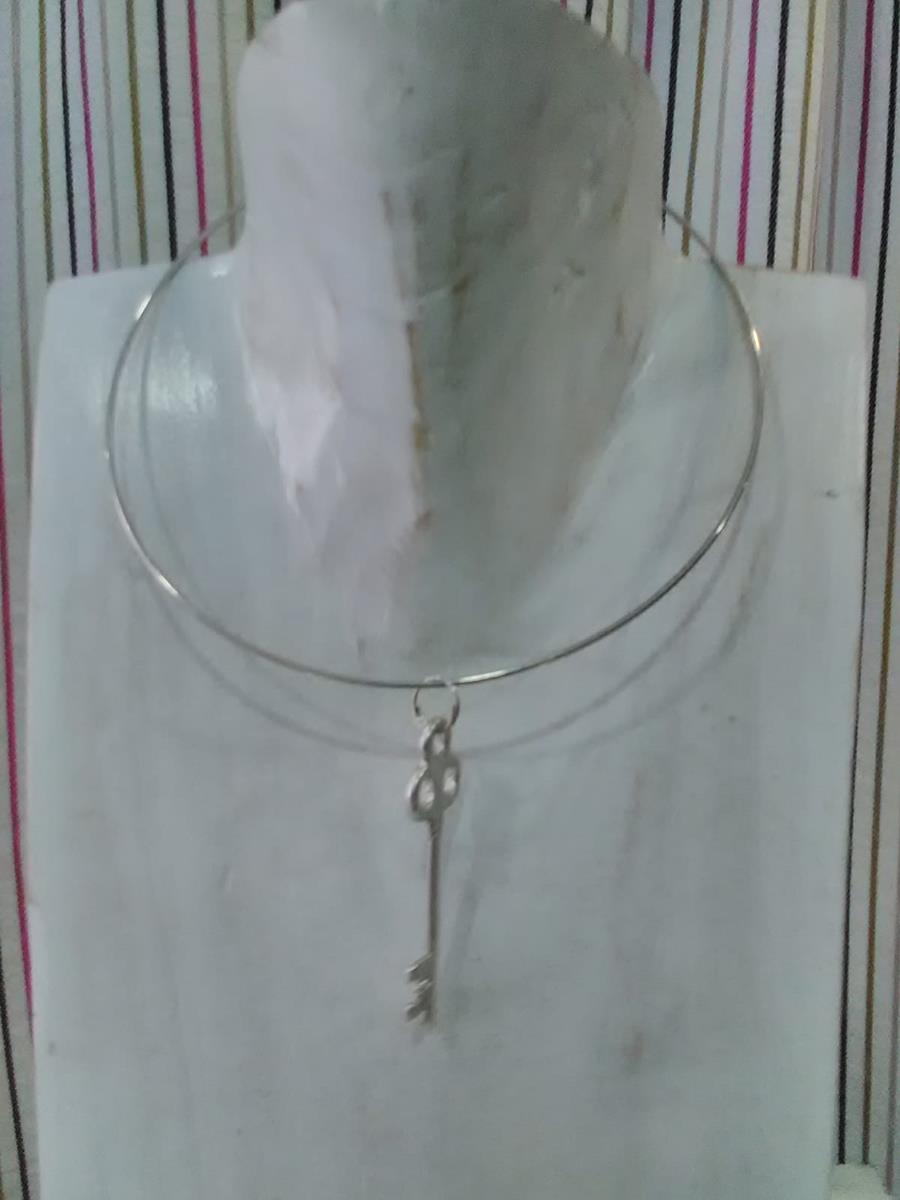 Gargantilla plateado, hilo con llave colgando