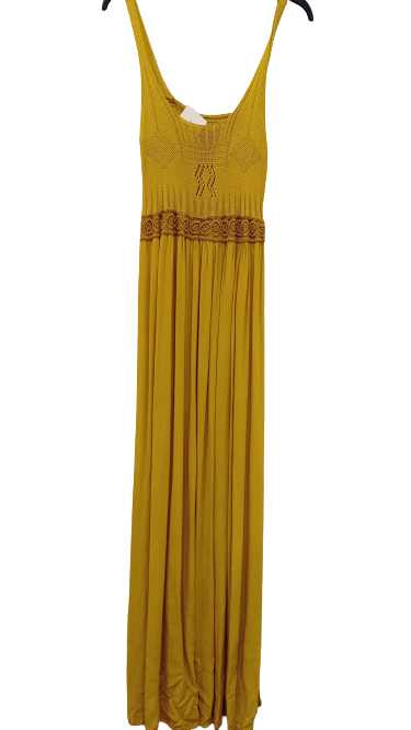 Vestido de verano de tirantes y color mostaza.