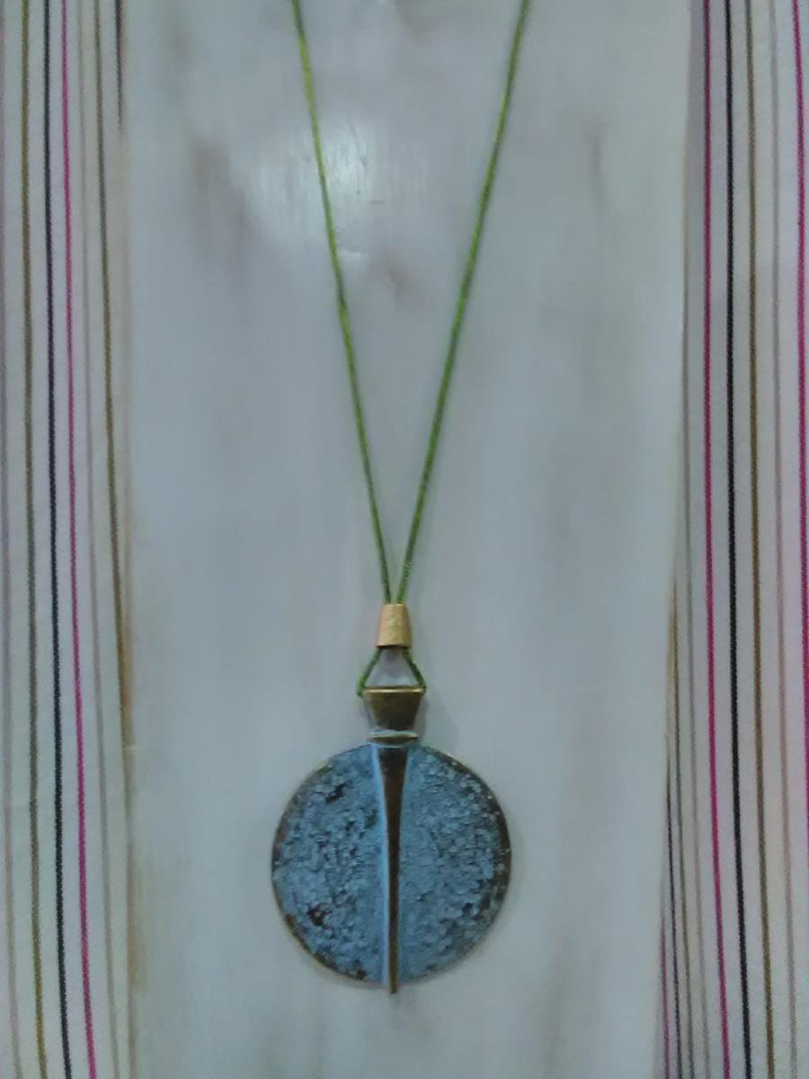 Collar con colgante de circulo con fíbula, verdoso añejo