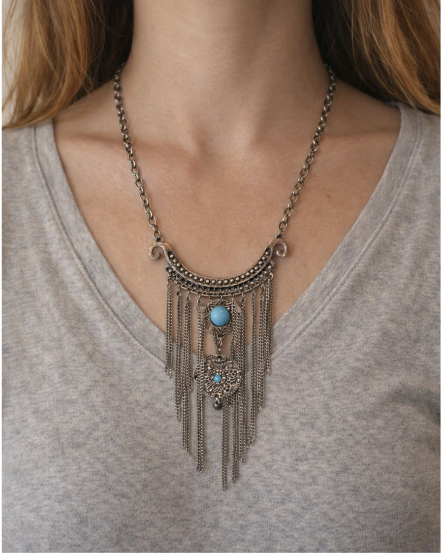 Collar plateado con flecos de cadenas, y piedra azul