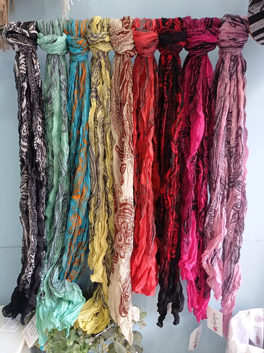 Pashmina estampada con geometrias ondulantes, y arrugado ondulante