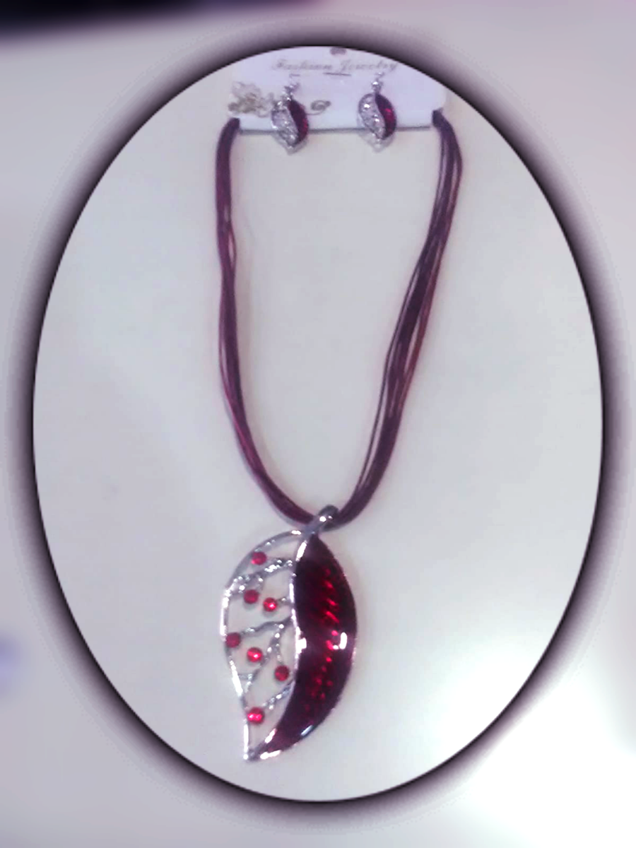 Collar gargantilla y pendientes a juego. Hoja roja (11.90€)