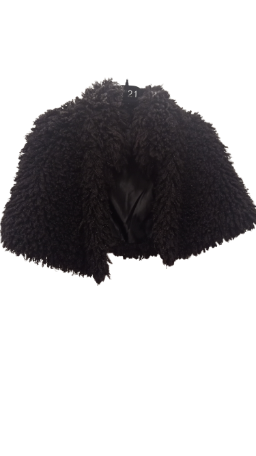 Capelina negra, cubierta de pelo grueso