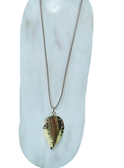 Collar con colgante "Hoja dorada" | 108190 | Ropa y complementos para todas, tallas grandes, moda casual, elegante y cómoda.