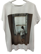 Camiseta Dali "Mujer en la Ventana" | 35-2-092-13-1290 | Ropa y complementos para todas, tallas grandes, moda casual, elegante y cómoda.