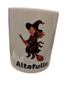 Taza de recuerdo de Altafulla. Brujita sonriente volando. | 15-83T-017-87-990 | Ropa y complementos para todas, tallas grandes, moda casual, elegante y cómoda.