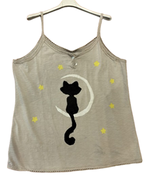 Camiseta de tirantes exclusiva estampada a mano "Gato en la Luna" | 30-32-020-10-1590 | Ropa y complementos para todas, tallas grandes, moda casual, elegante y cómoda.