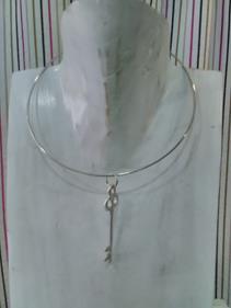 Gargantilla "Llave plateada" | 008204 | Ropa y complementos para todas, tallas grandes, moda casual, elegante y cómoda.