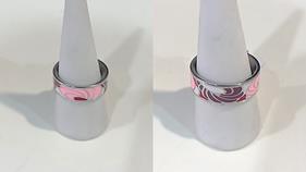 Anillo de acero esmaltado tonos rosados, decorado con motivos vegetales | 108374-2 | Ropa y complementos para todas, tallas grandes, moda casual, elegante y cómoda.