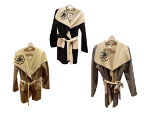 Abrigo mujer negro con cinturón "Flor negra", cuello solapa amplia | 160-15-002-1-4590 | Ropa y complementos para todas, tallas grandes, moda casual, elegante y cómoda.