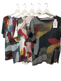 Camiseta "Trazos" | 53-2-053-1-1690 | Ropa y complementos para todas, tallas grandes, moda casual, elegante y cómoda.