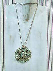 Collar "Libélula en medallón" | 108210 | Ropa y complementos para todas, tallas grandes, moda casual, elegante y cómoda.