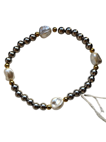 Pulsera con perlitas plateadas, doradas y perlas blancas | 108362-7 | Ropa y complementos para todas, tallas grandes, moda casual, elegante y cómoda.