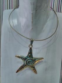 Gargantilla "Estrella verdosa" | 008200 | Ropa y complementos para todas, tallas grandes, moda casual, elegante y cómoda.