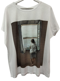 Camiseta Dali "Mujer en la Ventana" | 35-2-092-13-1290 | Ropa y complementos para todas, tallas grandes, moda casual, elegante y cómoda.