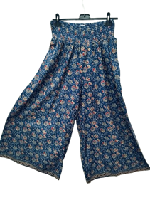 Falda Pantalon azul con estampado de flores | 50-9-023-78-1590 | Ropa y complementos para todas, tallas grandes, moda casual, elegante y cómoda.