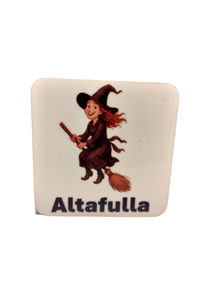 Iman Recuerdo de Altafulla. Con dibujo a color de Brujita sonriente en su escoba | 443-86-002-87-1414 | Ropa y complementos para todas, tallas grandes, moda casual, elegante y cómoda.