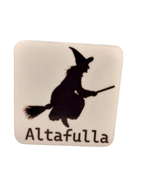 Iman recuerdo de Altafulla. Bruja en negro con su escoba | 443-86-007-87-1414 | Ropa y complementos para todas, tallas grandes, moda casual, elegante y cómoda.