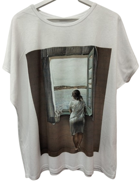 Camiseta Dali "Mujer en la Ventana" | 35-2-092-13-1290 | Ropa y complementos para todas, tallas grandes, moda casual, elegante y cómoda.